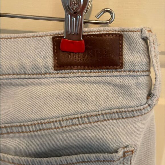 Hollister Blue Low Rise Cropped Boyfriend Jeans with 3 buttons - Picture 4 of 5